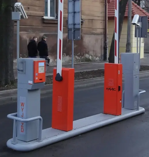 Wyspa z systemem parkingowym FAAC - kompleksowe zarządzanie parkingiem
